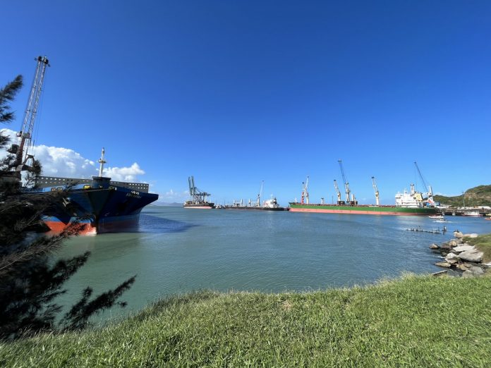 #Pracegover Foto: na imagem há embarcações, mar e área verde
