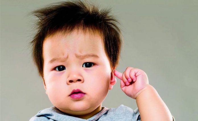 #Pracegover Foto: na imagem há uma criança colocando o dedo no ouvido