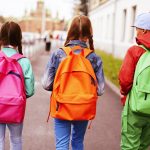 #Pracegover Foto: na imagem há três crianças com mochilas