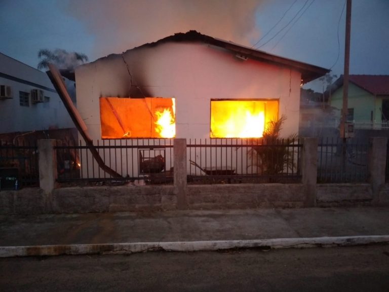 Residência é destruída pelas chamas em Maracajá
