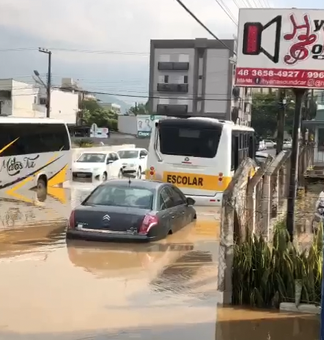 Ruas de Braço do Norte ficam alagadas após chuva forte
