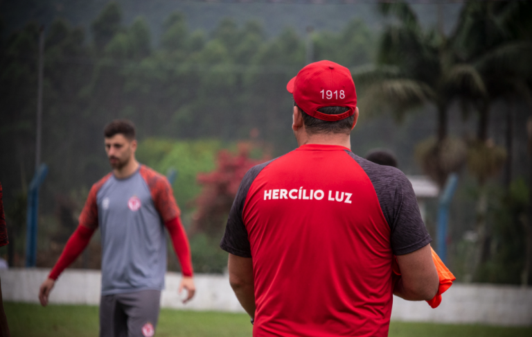 Vice-líder do Catarinense, Hercílio Luz treina forte para encarar o Avaí