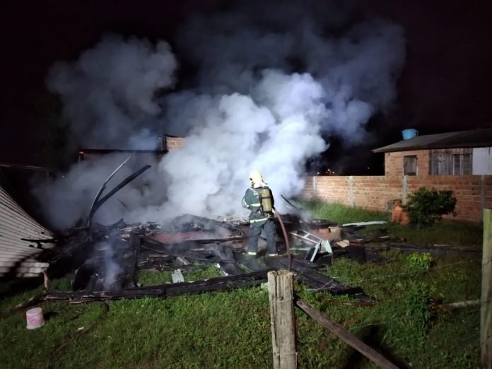 incêndio araranguá #PraCegoVer Na foto, um bombeiro militar apaga um incêndio