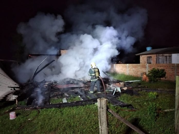 #PraCegoVer Na foto, um bombeiro militar apaga um incêndio