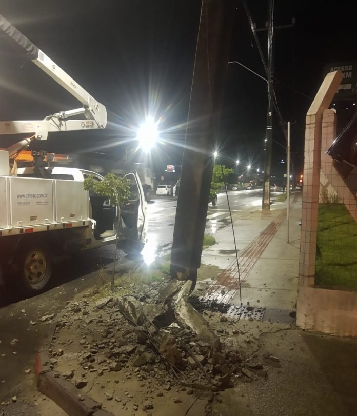 3286878 #PraCegoVer Na foto, uma equipe de emergência repara um poste que quase foi arrancado por um caminhão