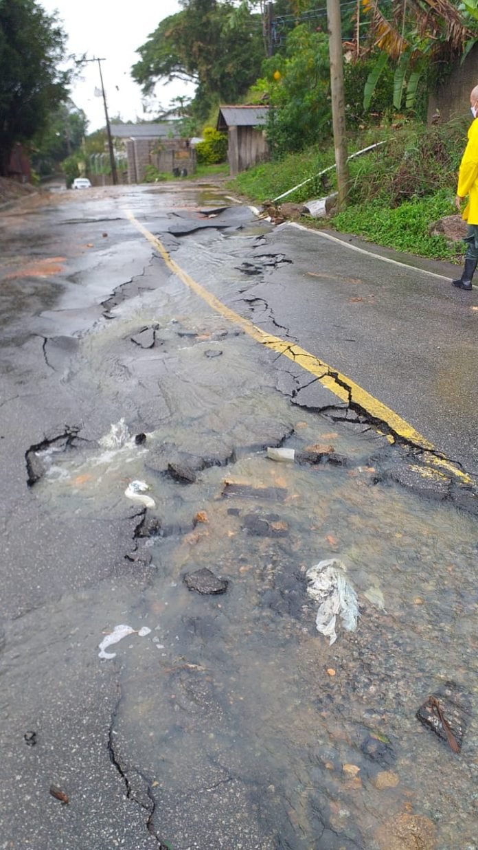 Rodovia João Wendhausen de Moraes Laguna #PraCegoVer Na foto, uma estrada destruída pela chuva