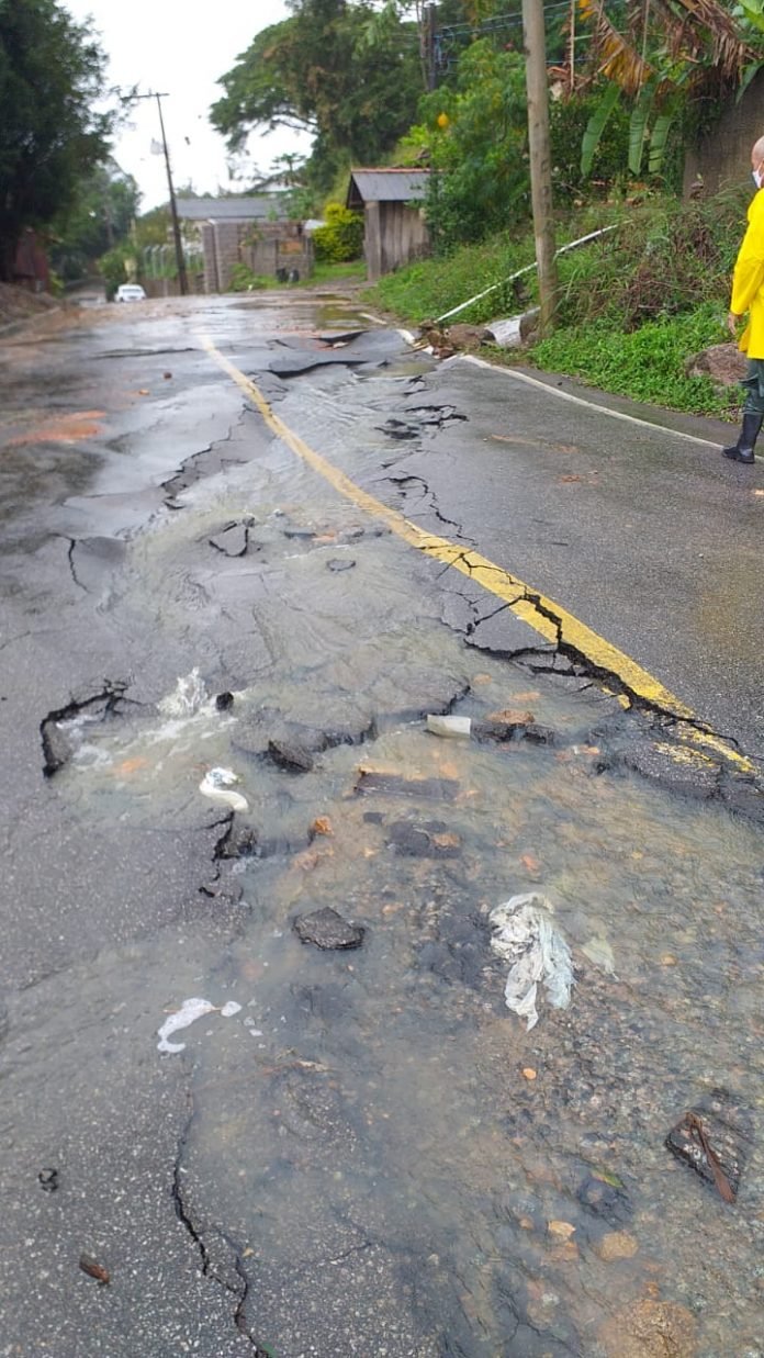 #PraCegoVer Na foto, uma estrada destruída pela chuva