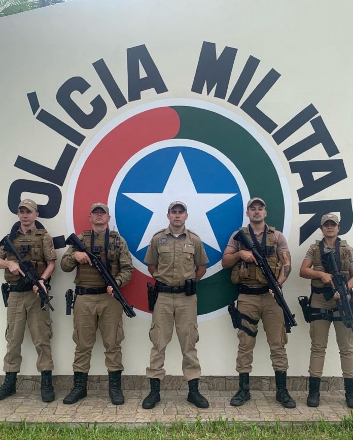 803b39b2-001e-4408-bc16-1e983429d333 #PraCegoVer Na foto, há cinco policiais militares. Quatro deles seguram armas