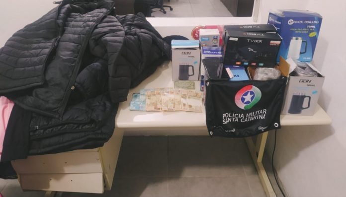 furto em Tubarão #PraCegoVer Na foto, diversos objetos e uma bandeirola com o símbolo da Polícia Militar