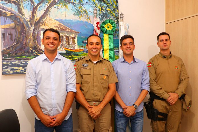 #PraCegoVer Na foto, quatro homens, dois deles são militares