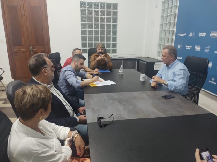 CDL #PraCegoVer Na foto, diversas pessoas conversam