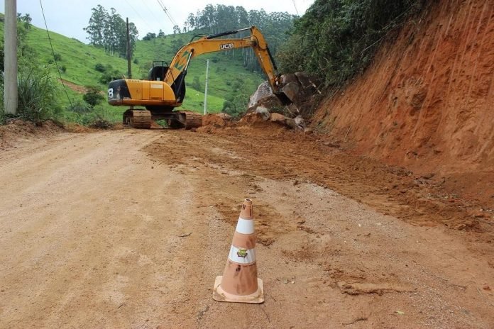 equipe-de-obras-iniciou-os-trabalhos-para-pavimentar-segundo-trecho-da-estrada-geral-tres-divisas-2893-18-1647021953