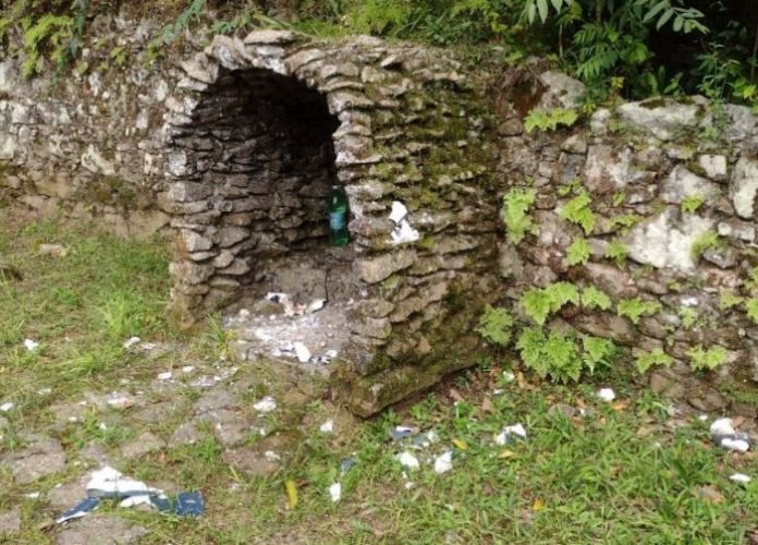 Imagens sacras são quebradas na pequena gruta no Centro Histórico de Laguna
