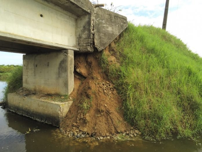 Ponte campos verdes #PraCegoVer Na foto, a cabeceira rachada de uma ponte
