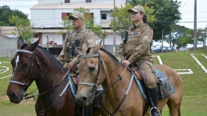 #PraCegoVer Na foto, dois policiais militar montados em cavalos