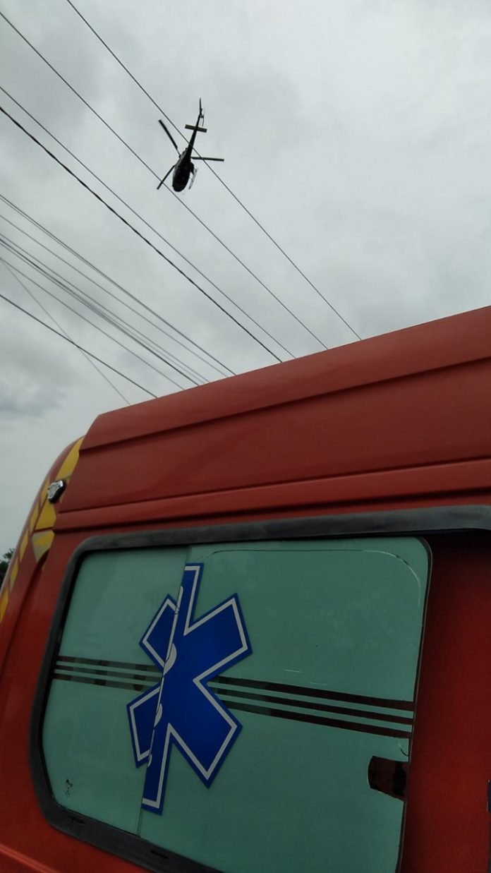 Bombeiros CB e SaraSul #PraCegoVer Na foto, Um helicóptero e uma ambulância do Corpo de Bombeiros