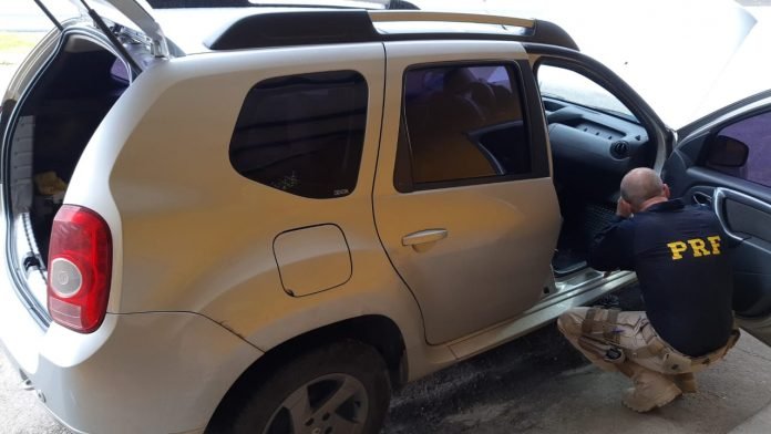 carro clonado #PraCegoVer Na foto, um policial vistoria um carro