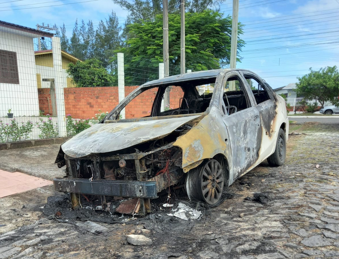#PraCegoVer Na foto, um carro que pegou fogo