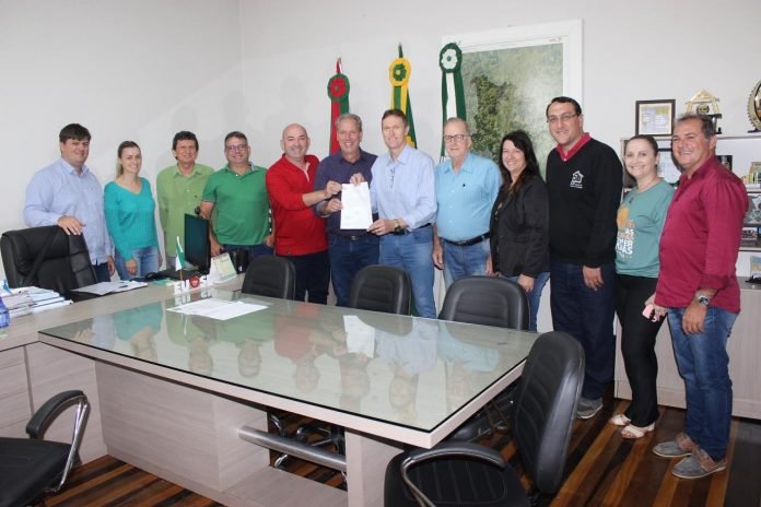 deputado-estadual-volnei-weber-destina-mais-r-1-6-milhao-para-prefeitura-investir-em-pavimentacoes-asfalticas-1649177940 #PraCegoVer Na foto, um grupo de pessoas segura um papel