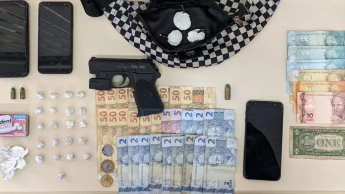 #PraCegoVer Na foto, drogas, arma falsa, munições, dinheiro e aparelhos celulares apreendidos pela polícia