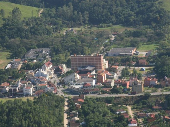 #PraCegoVer Na foto, a vista parcial da cidade de Gravatal
