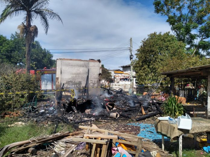 #PraCegoVer Na foto, os restos de uma casa que queimou em um incêndio
