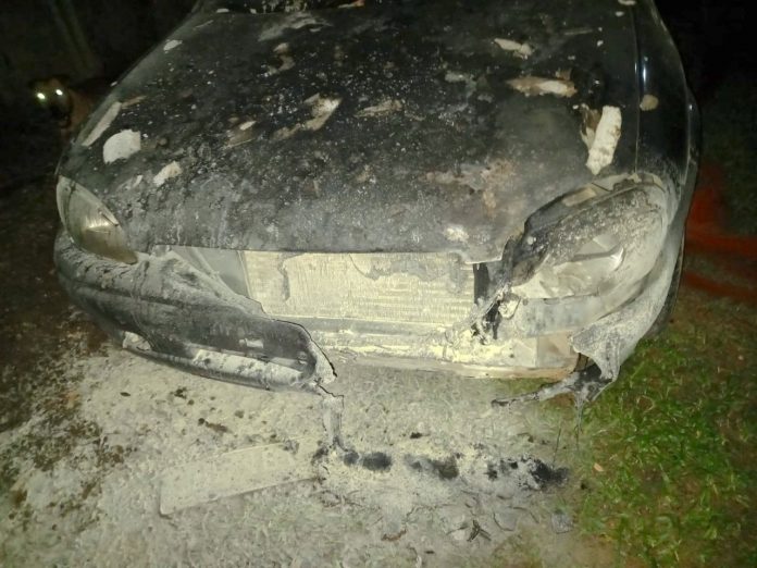 #PraCegoVer Na foto, um carro com a frente queimada