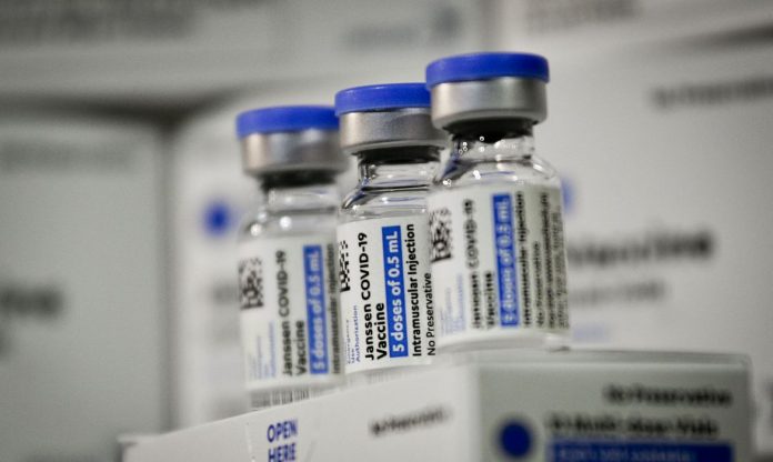 #Pracegover Foto: na imagem há frascos e caixas de vacina