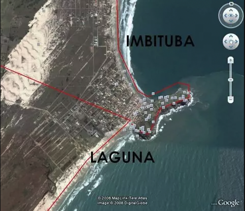 #PraCegoVer Na foto, uma imagem de satélite mostra o limite entre Imbituba e Laguna, na comunidade de Itapirubá