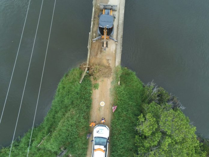 #PraCegoVer Na foto, uma máquina faz uma barreira para interditar uma ponte