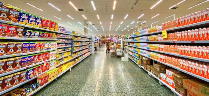 #PraCegoVer Na foto, o corredor de um supermercado