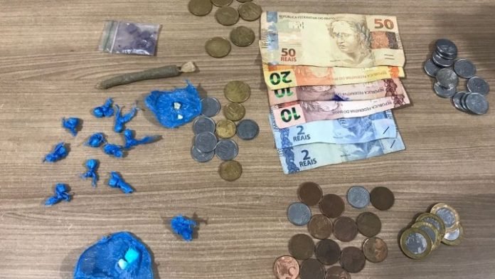 trafico-cidade-universitaria-1649437137 #PraCegoVer Na foto, drogas embaladas para a venda e dinheiro