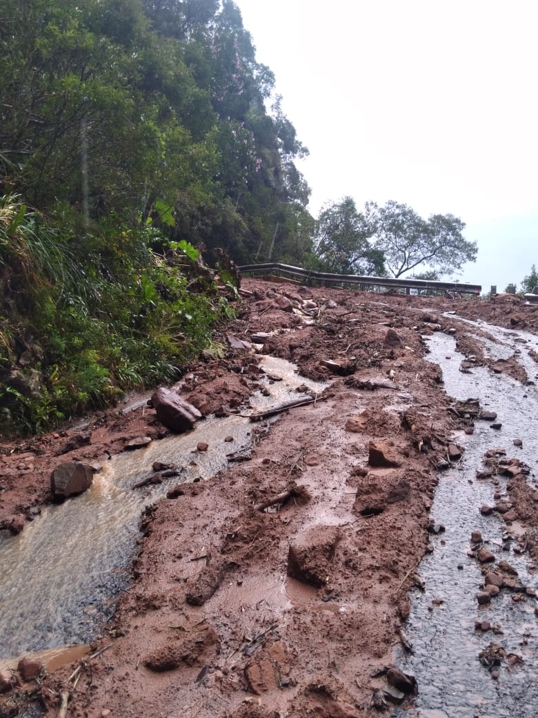 #ParaTodosVerem Na foto, a SC-370, na Serra do Corvo Branco, onde houveram novos deslizamentos de terras na madrugada deste domingo