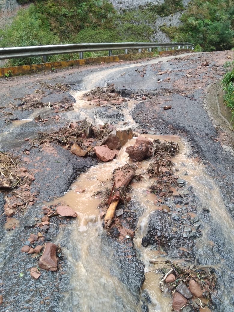 #ParaTodosVerem Na foto, a SC-370, na Serra do Corvo Branco, onde o pavimento nos trechos asfaltados também começa a apresentar problemas