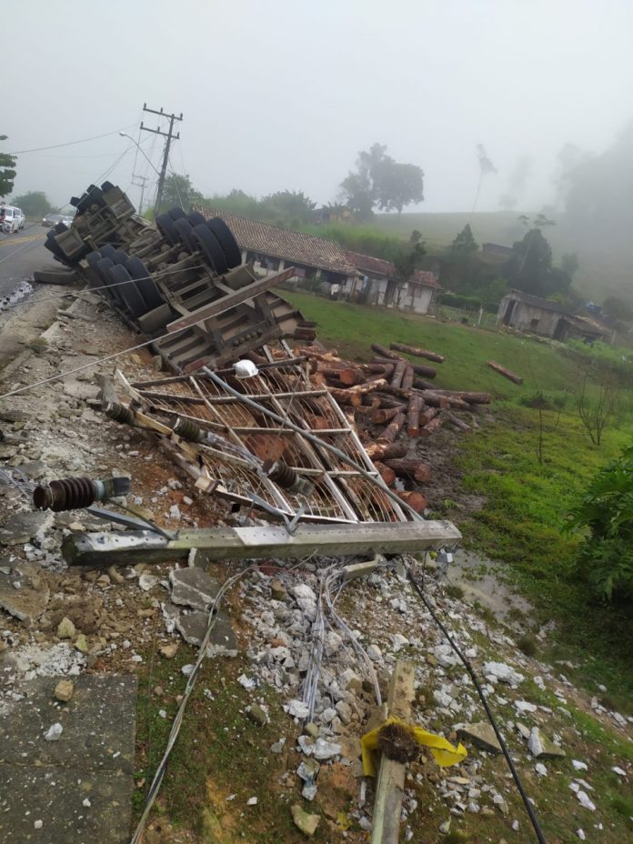 #ParaTodosVerem Na foto, um caminhão carregado de madeira. O veículo tombou às margens de uma rodovia estadual