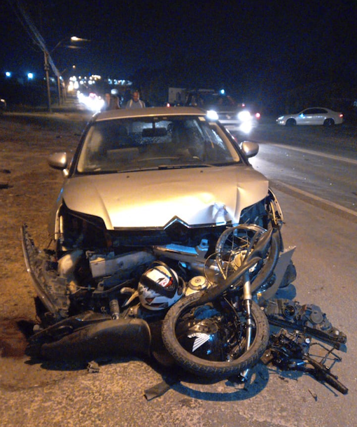 #ParaTodosVerem Na foto, um carro prata com a frente batida e uma motocicleta completamente destruída após um acidente na SC-445