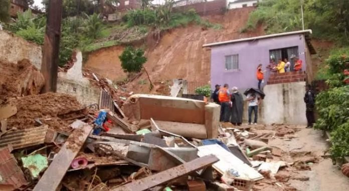 #ParaTodosVerem Na foto, uma área onde houve de deslizamento de terra e desabamento de imóveis no Recife