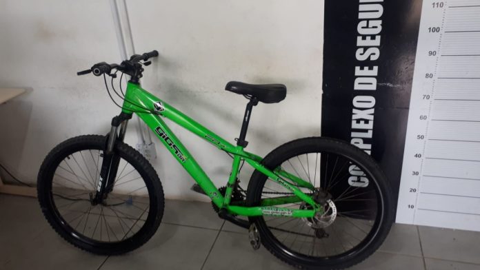 #ParaTodosVerem Na foto, uma bicicleta verde