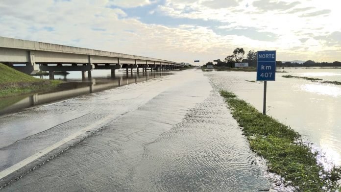 #PraCegoVer Na foto, uma rodovia federal alagada