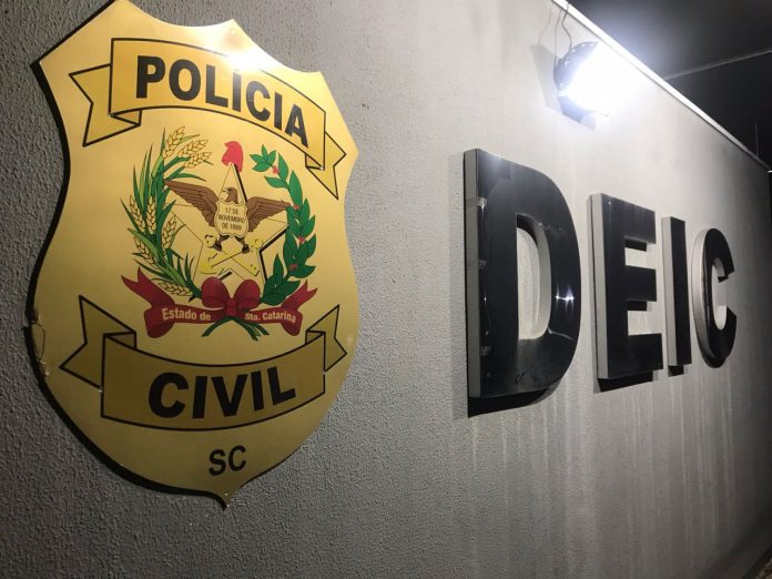 #ParaTodosVerem Na foto, o brasão da Polícia Civil de Santa Catarina seguida da abreviação DEIC, que é a Diretoria Estadual de Investigações Criminais da Polícia Civil de Santa Catarina