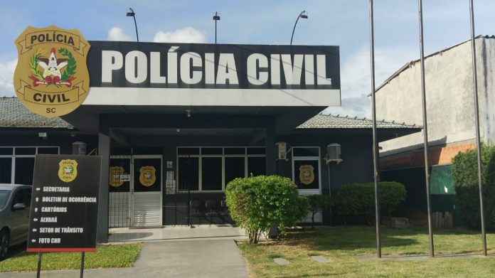 #ParaTodosVerem Na foto, um prédio pintado de preto onde funciona a Delegacia de Polícia Civil de Imbituba