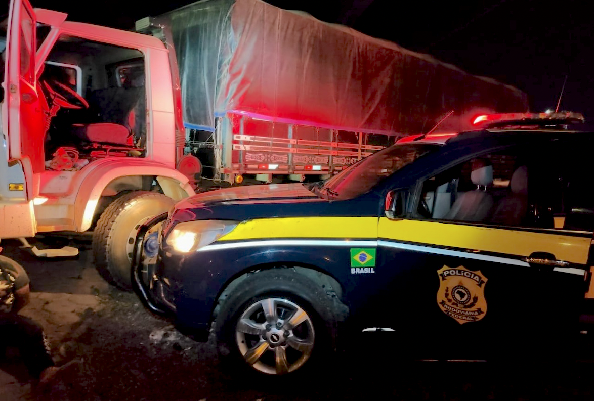 #ParaTodosVerem Na foto, um caminhão que foi foi abordado pela Polícia Rodoviária Federal na BR-101