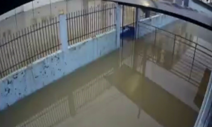 #PraCegoVer Na foto, uma escola inundada