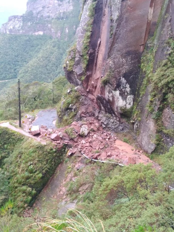 #ParaTodosVerem Na foto, a SC-370, na Serra do Corvo Branco, com mais um trecho interditado devido a um novo deslizamento de terras e pedras