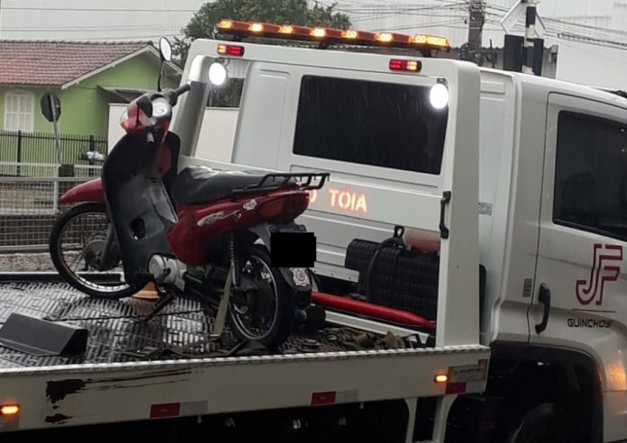 #PraCegoVer Na foto, uma motocicleta em cima de um caminhão guincho