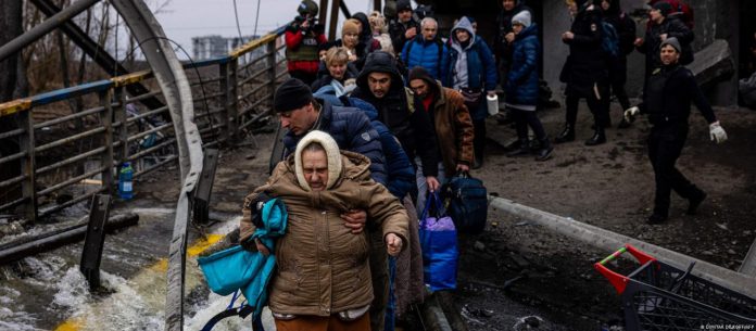 #ParaTodosVerem Na foto, pessoas são retiradas de suas casas na Ucrânia