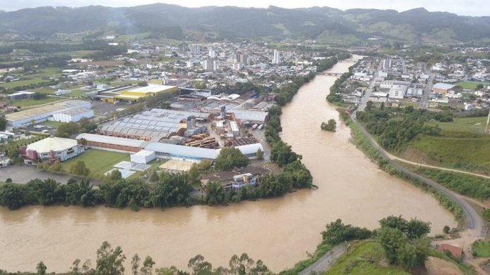 imagens-feitas-por-drones-5-de-maio-mostram-o-centro-de-sao-ludgero-2956-4-1651768043 #PraCegoVer Na foto, o município de São Ludgero
