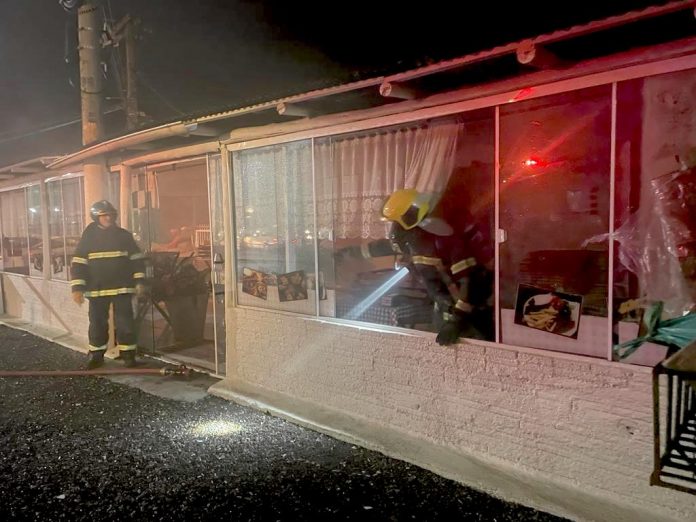 #ParaTodosVerem Na foto, dois bombeiros fazem a ventilação natural do estabelecimento onde ocorreu um princípio de incêndio