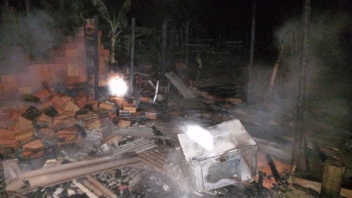 #ParaTodosVerem Na foto, os detritos que sobraram de uma casa que pegou fogo