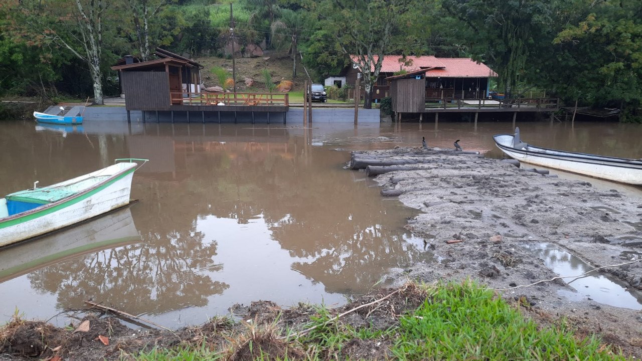 #PraCegoVer Na foto, uma travessia baixa submersa